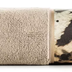 Ręcznik 50x90 EVA 15 Eva Minge beżowy zdobiony bordiurą z designerskim wzorem w motyle z kolekcji Premium 500 g/m2
