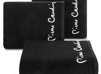 Ręcznik DARIO 50x90 Pierre Cardin czarny zdobiony kontrastową bordiurą z napisami Pierre Cardin