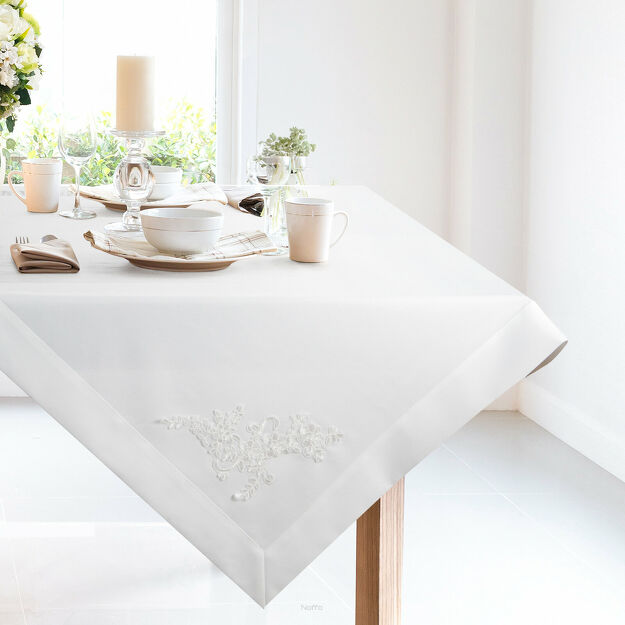 Nakładka 85x85 BARI złamana biel z szeroką listwą i wyhaftowaną koronką na brzegu z kolekcji Premium