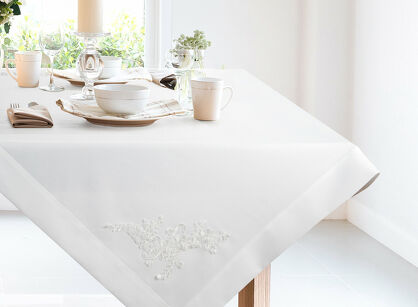 Nakładka 85x85 BARI złamana biel z szeroką listwą i wyhaftowaną koronką na brzegu z kolekcji Premium