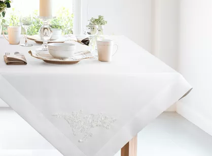 Nakładka 85x85 BARI złamana biel z szeroką listwą i wyhaftowaną koronką na brzegu z kolekcji Premium