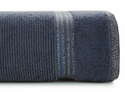 Ręcznik 70x140 FILON granatowy zdobiony bordiurą w prążki z połyskującą srebrną nicią
