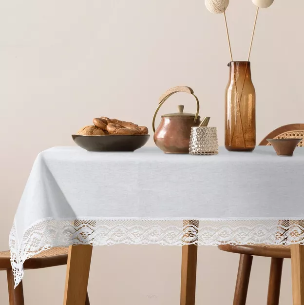 Obrus 140x220 SUSAN biały zdobiony koronką