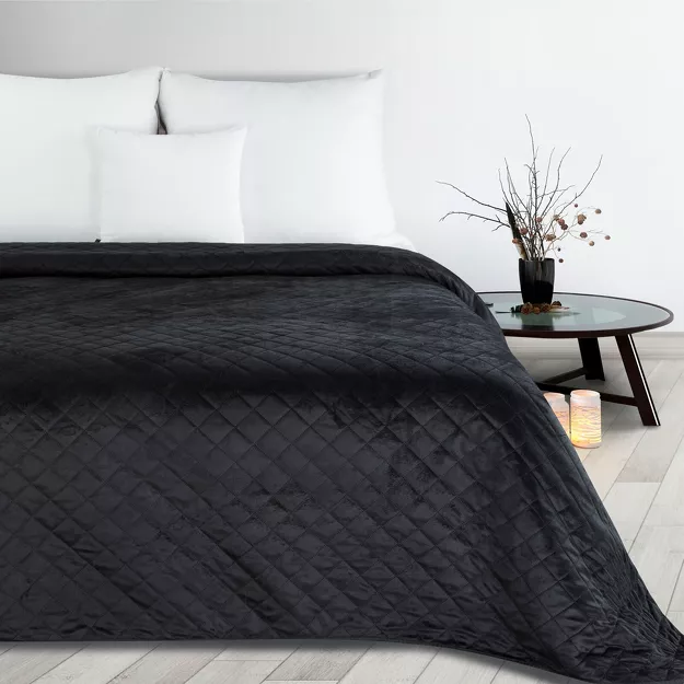 Narzuta na fotel 70x160 LUIZ 5 czarna welwetowa pikowana w subtelny geometryczny wzór z kolekcji Design 91