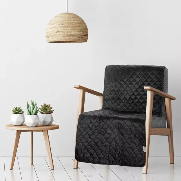 Narzuta na fotel 70x160 LUIZ 5 czarna welwetowa pikowana w subtelny geometryczny wzór z kolekcji Design 91