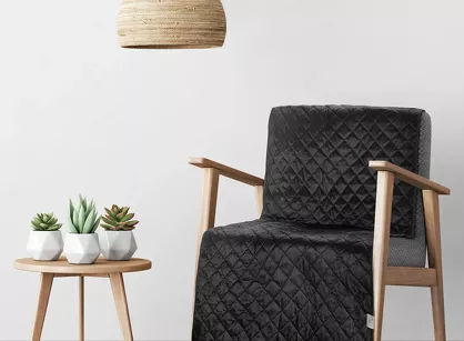 Narzuta na fotel 70x160 LUIZ 5 czarna welwetowa pikowana w subtelny geometryczny wzór z kolekcji Design 91