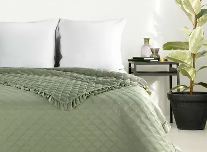 Narzuta jednokolorowa 220x240 VANESA jasna zieleń obszyta marszczoną falbaną