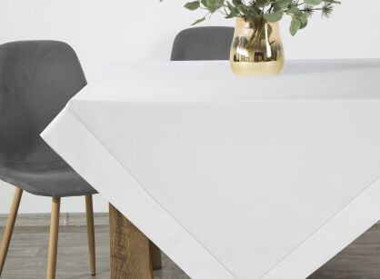 Obrus elegancki 145x260 MADELE biały zdobiony srebrną lamówką
