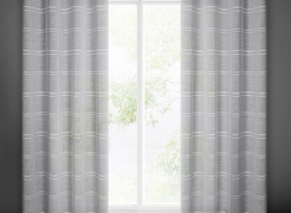 Firana na przelotkach 140x250 ARCADIA srebrna o strukturze delikatnego deszczyku zdobiona paseczkami z tkaniny szenilowej