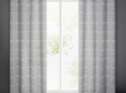 Firana na przelotkach 140x250 ARCADIA srebrna o strukturze delikatnego deszczyku zdobiona paseczkami z tkaniny szenilowej