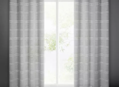 Firana na przelotkach 140x250 ARCADIA srebrna o strukturze delikatnego deszczyku zdobiona paseczkami z tkaniny szenilowej