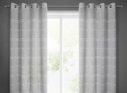 Firana na przelotkach 140x250 ARCADIA srebrna o strukturze delikatnego deszczyku zdobiona paseczkami z tkaniny szenilowej