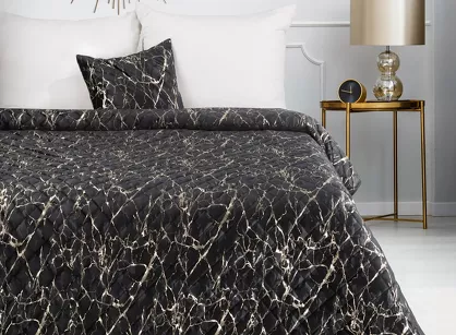 Narzuta welwetowa 170x210 BLINK 4 czarna pikowana z szampańskim przecieranym wzorem marmurkowym