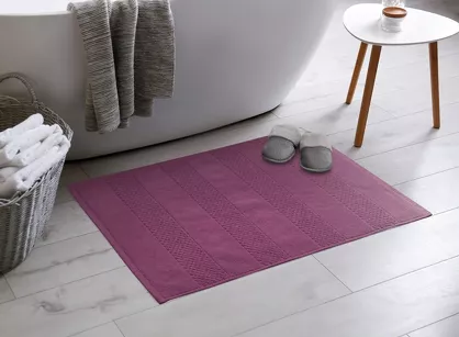 Dywanik bawełniany 60x90 JESSI amarantowy w pasy z delikatnym tłoczeniem