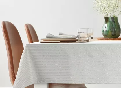 Obrus świąteczny 135x180 FLASH 6 z bawełny szampański z wzorem w prążki z wplecioną nicią jasnozłotą