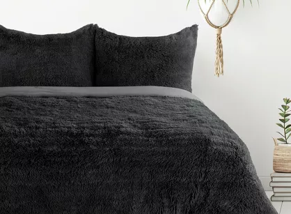 Pościel z mikrowłókna 160x200 TIFFANY czarna o strukturze futra z kolekcji Design 91