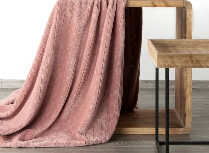 Koc 170x210 CINDY 4 różowy puszysty w drobne trójkąty Design 91