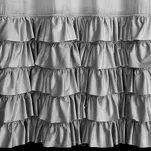 Zasłona na taśmie 140x270 CARLI welwetowa srebrna jednokolorowa zdobiona w dolnej części falbanami z paskiem cyrkonii - 3