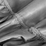 Zasłona na taśmie 140x270 CARLI welwetowa srebrna jednokolorowa zdobiona w dolnej części falbanami z paskiem cyrkonii - 8