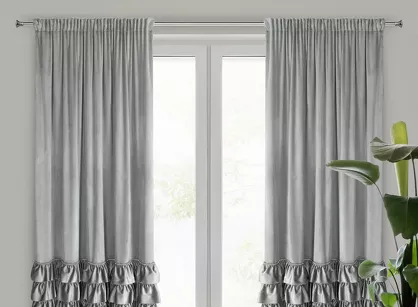 Zasłona na taśmie 140x270 CARLI welwetowa srebrna jednokolorowa zdobiona w dolnej części falbanami z paskiem cyrkonii