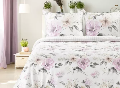 Pościel satynowa 220x200 SPRING 31 biała z wzorem fioletowych kwiatów z kolekcji Classic