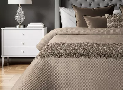 Narzuta welwetowa 220x240 ROSES Eva Minge ciemny beż z pasem róż 3D