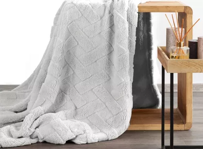 Koc 150x200 CARO srebrny puszysty typu flano z wytłaczanym wzorem Design 91