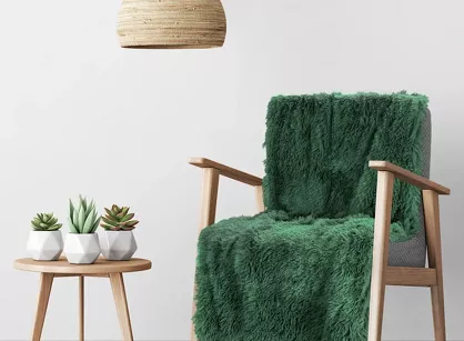 Koc na fotel futrzany 70x160 TIFANY 1 ciemna zieleń jednokolorowy puszysty z kolekcji Design 91