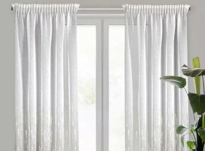 Firana na taśmie 140x270 LINZI biała w stylu eko z błyszczącym szampańskim wzorem