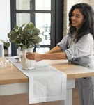 Obrus 140x180 ELEN złamana biel z ozdobną kantą i wyhaftowaną koronką na brzegu z kolekcji Premium - 2