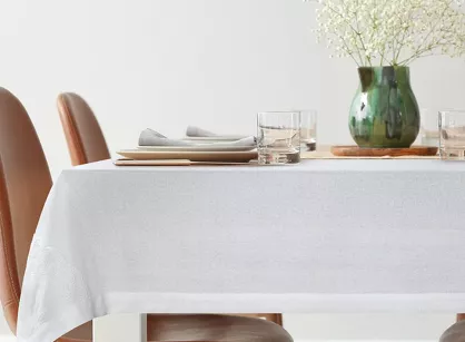 Obrus 140x180 ELEN złamana biel z ozdobną kantą i wyhaftowaną koronką na brzegu z kolekcji Premium