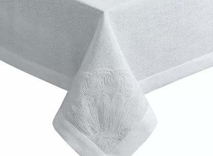 Obrus 140x180 ELEN złamana biel z ozdobną kantą i wyhaftowaną koronką na brzegu z kolekcji Premium