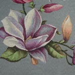 Obrus gobelinowy 140x180 1214 popielaty z wzorem różowych kwiatów magnolii - 2