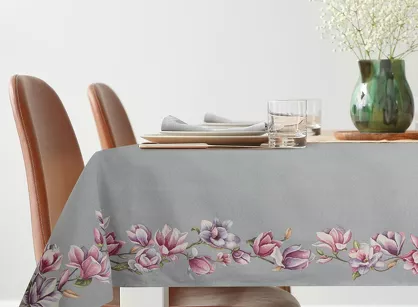 Obrus gobelinowy 140x180 1214 popielaty z wzorem różowych kwiatów magnolii