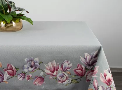 Obrus gobelinowy 140x180 1214 popielaty z wzorem różowych kwiatów magnolii