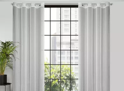 Firana na przelotkach 140x250 NOELIA biała w prążki z połyskującą srebrną nicią