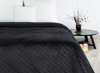 Narzuta welwetowa 170x210 LUIZ 5 czarna pikowana w subtelny geometryczny wzór z kolekcji Design 91