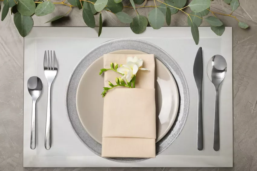 Serwetka welwetowa 30x40 MELINDA biała wykończona mankietem 4 szt.