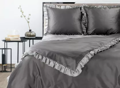 Pościel bawełniana 160x200 ELIZA stalowa zdobiona ozdobną srebrną falbanką z kolekcji Nova Style