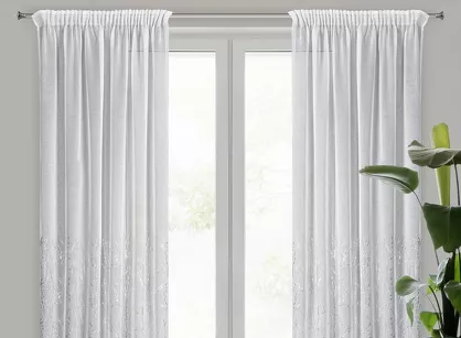 Firana na taśmie 140x270 MELIA biała z etaminy zdobiona gumowym srebrnym nadrukiem