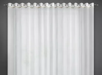 Firana na przelotkach 300x250 MERIL biała z drobnej siateczki z ozdobną złotą koronką