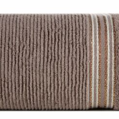 Ręcznik 70x140 FILON jasny brąz zdobiony bordiurą w prążki z połyskującą srebrną nicią 530 g/m2
