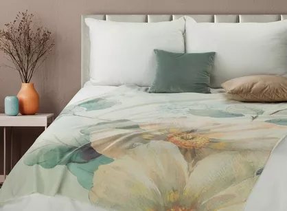 Koc 150x200 ALINE niebieski z wzorem pastelowych kwiatów z kolekcji Premium