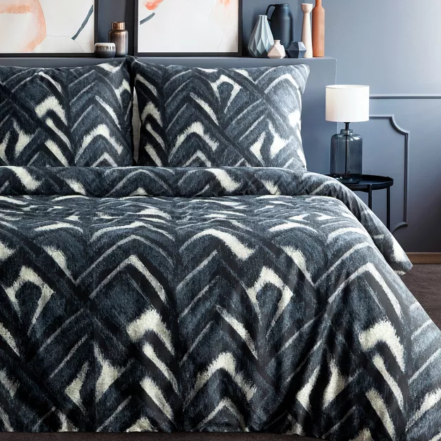 Pościel satynowa 220x200 SPRING 61 ciemny granat z wzorem geometrycznym z kolekcji Classic