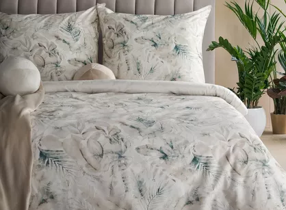 Pościel satynowa 140x200 SPRING 82 beżowa z wzorem ciemnoturkusowych liści z kolekcji Classic