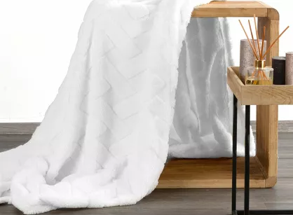 Koc 170x210 CARO biały puszysty typu flano z wytłaczanym wzorem Design 91