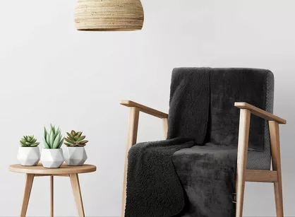 Koc na fotel jednokolorowy 70x160 TEDY czarny imitujący buklę