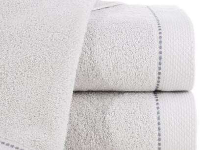 Ręcznik bawełniany 30x50 DAISY srebrny z bordiurą z kontrastowym przeszyciem
