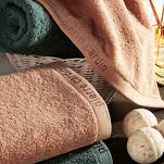 Ręcznik 30x50 EVI Pierre Cardin burgund zdobiony bordiurą w kolorze ręcznika z logo marki 430 g/m2 - 6