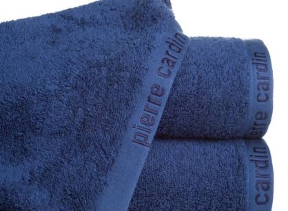 Ręcznik 50x90 EVI Pierre Cardin granatowy zdobiony bordiurą w kolorze ręcznika z logo marki